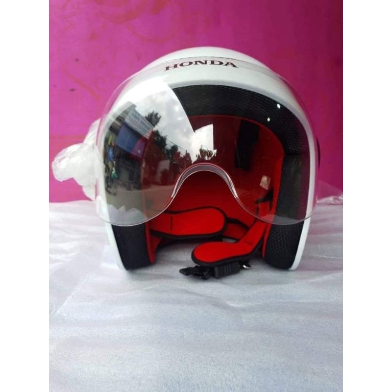 Nón Honda trắng  3/4 có trầy xước do vận chuyển.