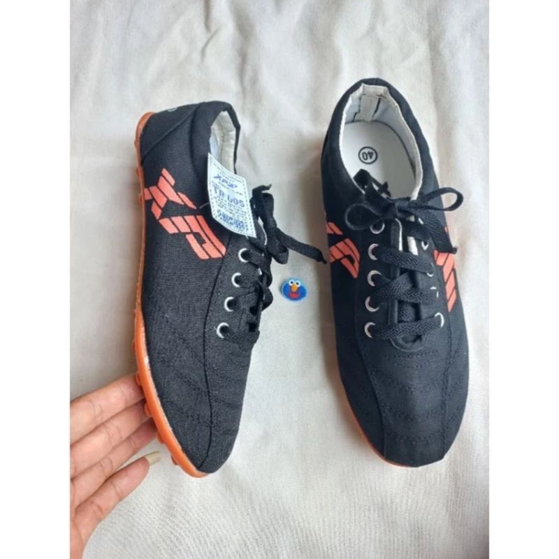 Giày đinh đá bóng sân cỏ nhân tạo, đế đinh thương hiệu thành phát hàng chính hãng công ty.