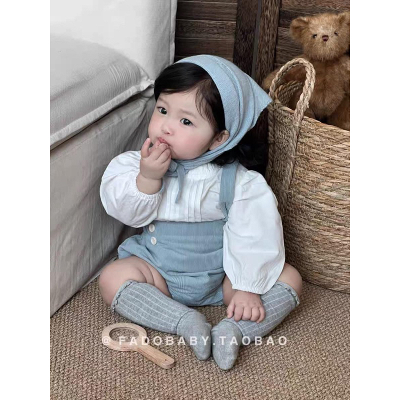 Set yếm xanh kèm sơ mi trắng cho bé gái