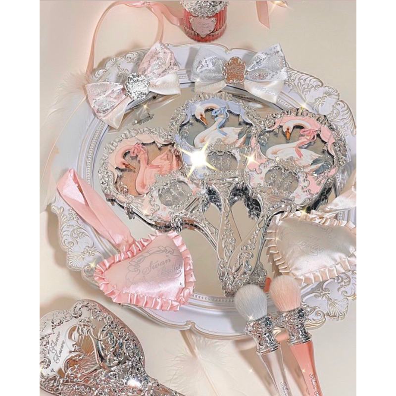 - chính hãng. Gương Trang Điểm,  Lược Cầm Tay.. MoonlightMermaid - Swan Ballet - Strawberry Rococo