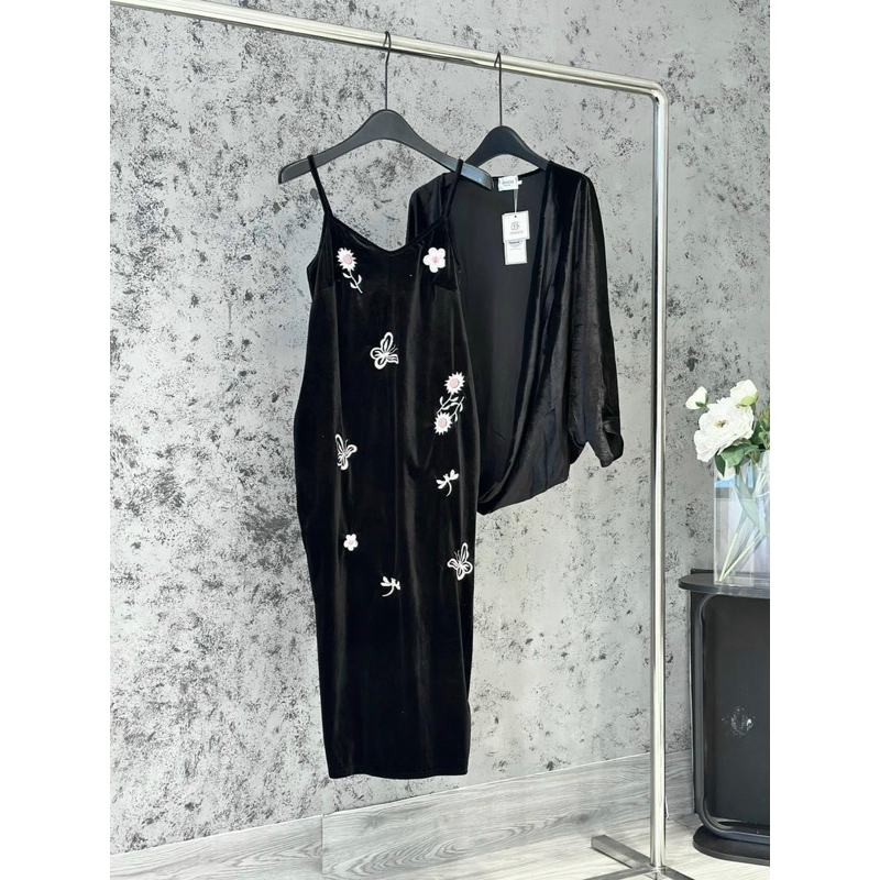 Váy Nhung Đen Hai Dây Dáng dài hoạ tiết hoa bướm Thuỳ Ngô Thanh Store