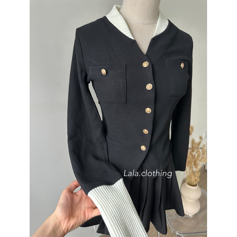 Set chân váy xòe + áo len phối trắng đen