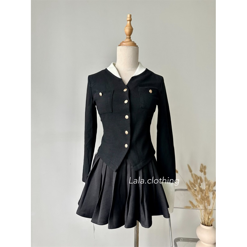 Set chân váy xòe + áo len phối trắng đen