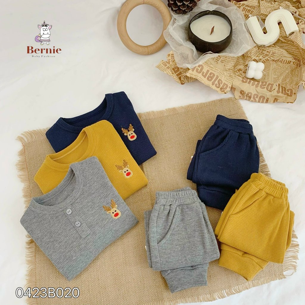 Bộ cotton xốp dài tay, đính cúc mềm mại thêu hoạ tiết tuần lộc Bernie cho bé