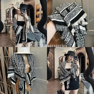 (HÀNG CAO CẤP) Khăn Dạ Hiệu Cao Cấp Bản Vuông To 130cm - Khăn Choàng Phong Cách Hàn Quốc Có Sẵn tặng kèm túi hộp hãng