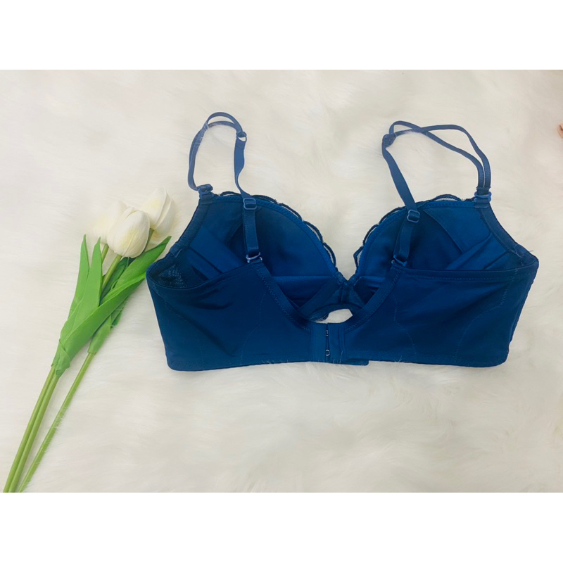 Áo ngực hiệu Vera Wang size 75C