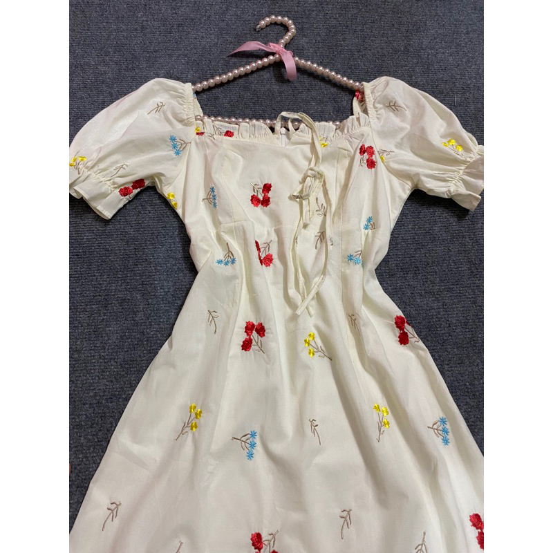 Đầm Hoa Thêu Cổ Bèo Dáng Chữ A Nữ Tính, Váy Nữ Đi Chơi