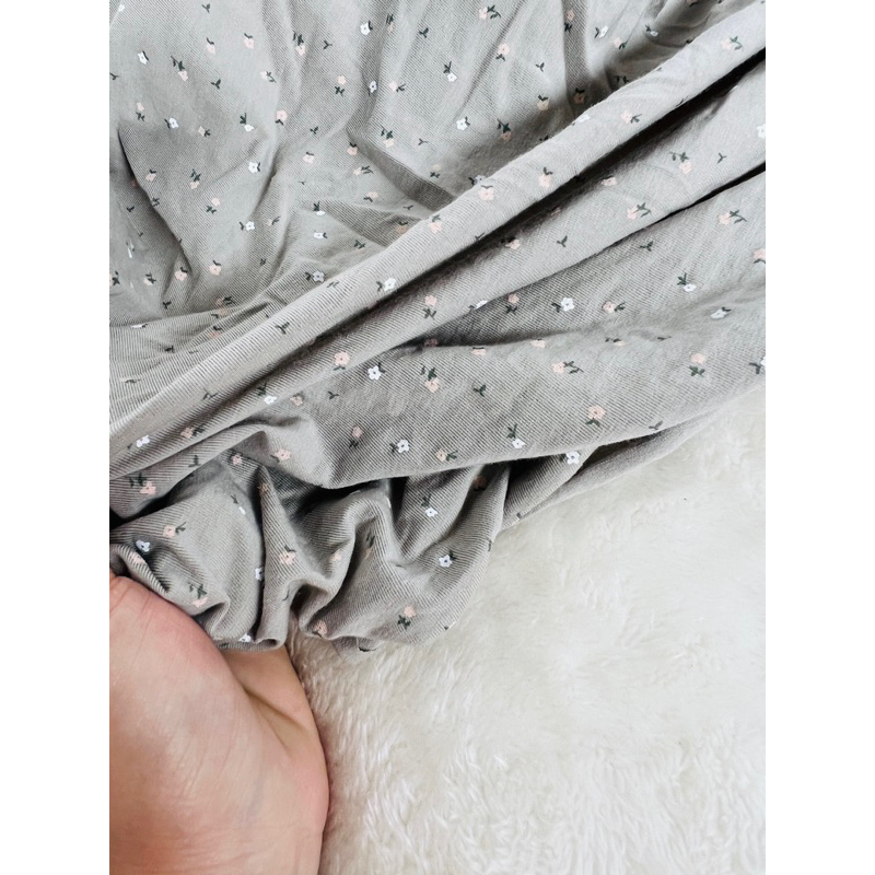 Vải thun cotton 4c hoa nhí nền xanh vỏ đậu nhạt