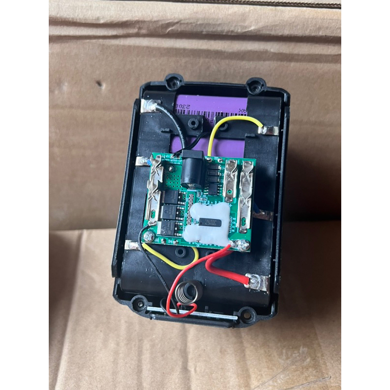 Pin đóng makita 20 cell 5s4p 18v - 21v ,có đèn led báo pin.