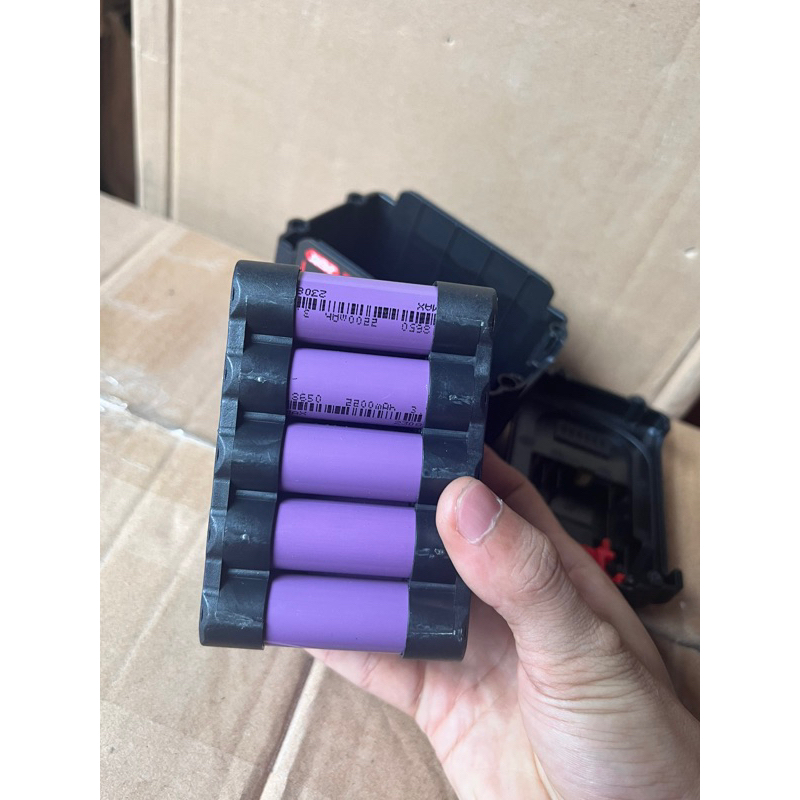 Pin đóng makita 20 cell 5s4p 18v - 21v ,có đèn led báo pin.