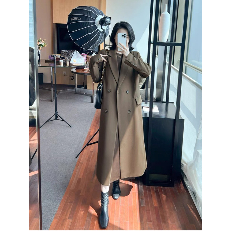 Áo khoác blazar dáng dài hai màu nâu tay và đen