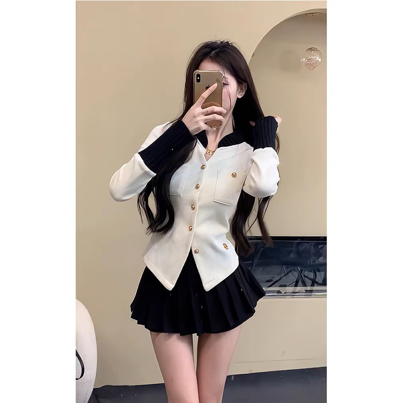 Set chân váy xòe + áo len phối trắng đen