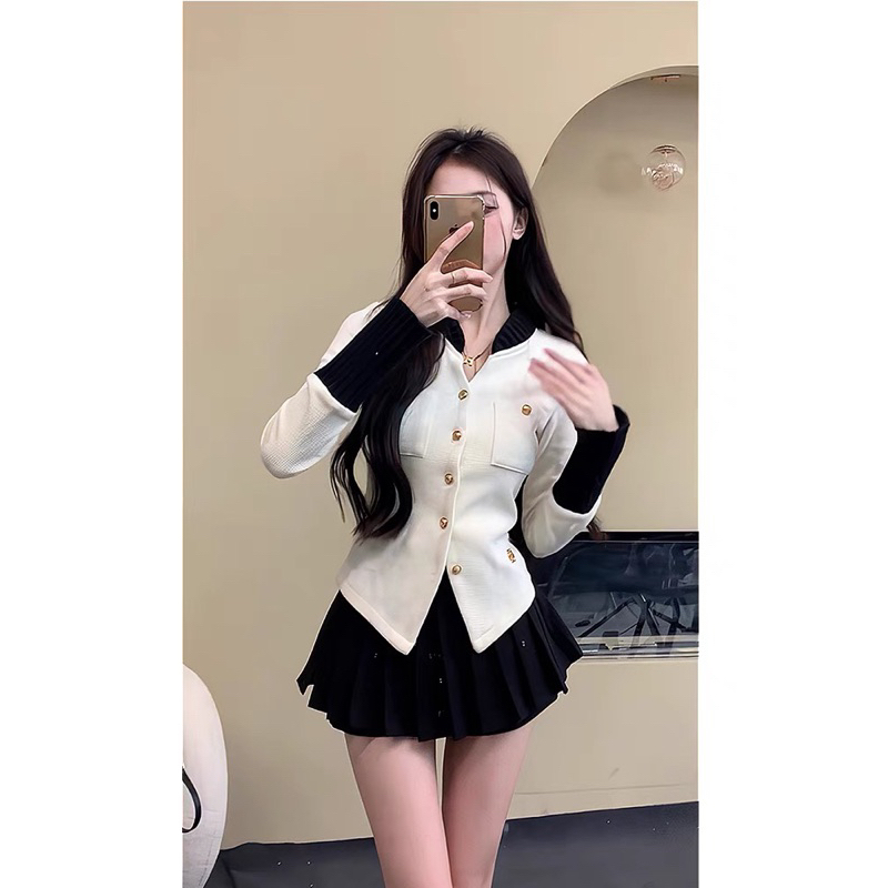 Set chân váy xòe + áo len phối trắng đen