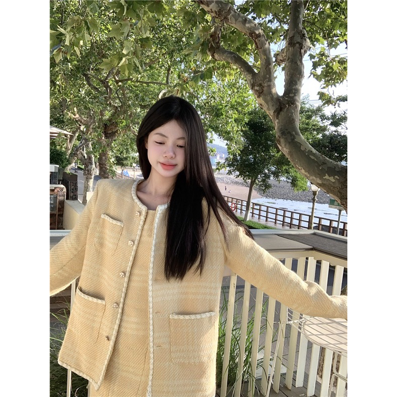 Áo khoác dạ nữ mix chân váy phong cách tiểu thư