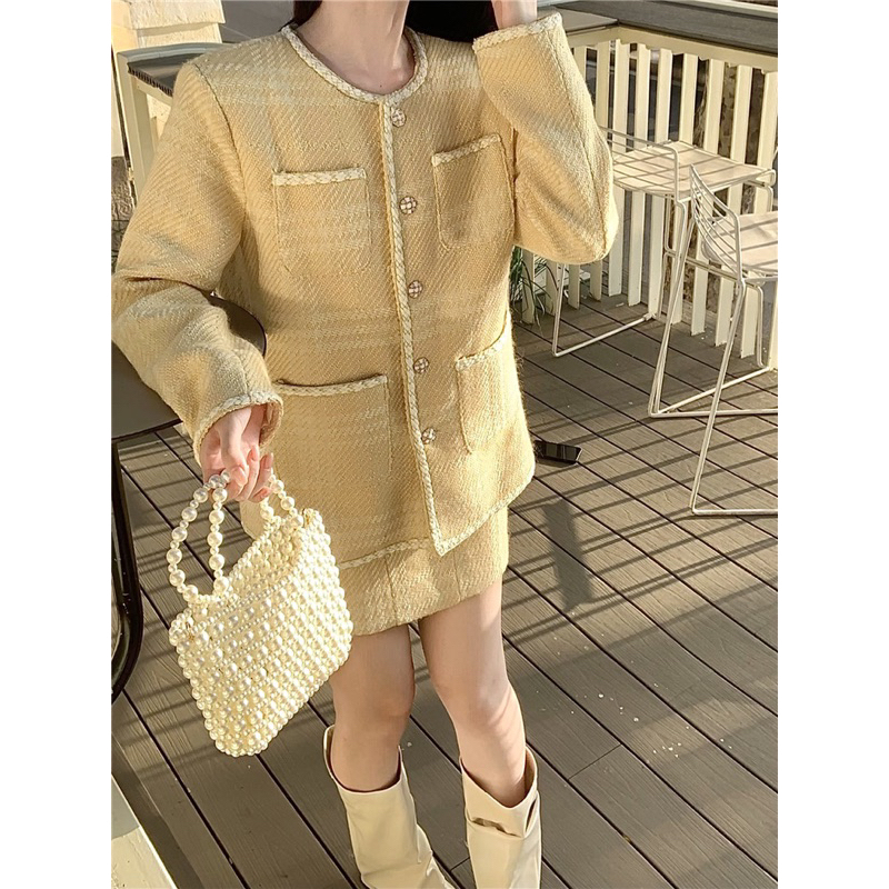 Áo khoác dạ nữ mix chân váy phong cách tiểu thư