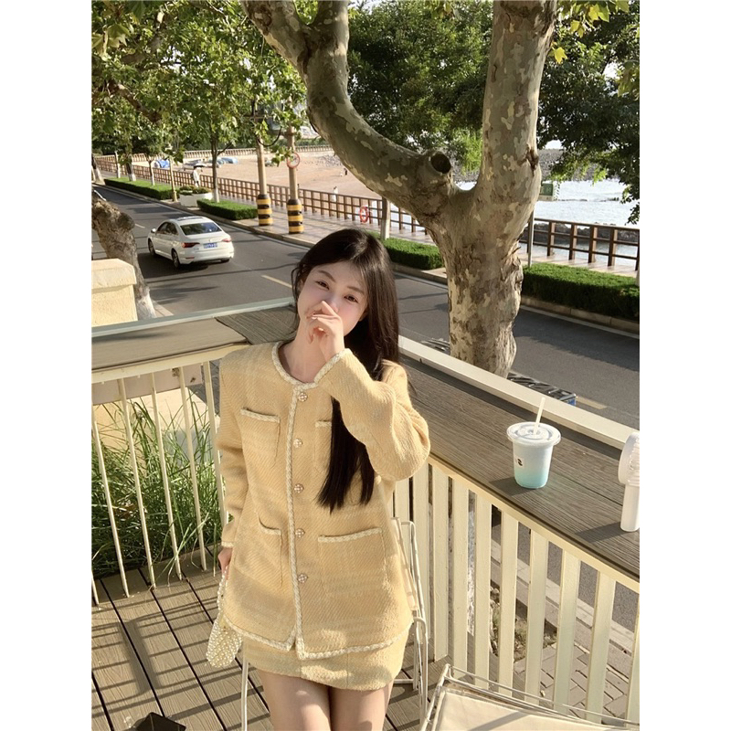 Áo khoác dạ nữ mix chân váy phong cách tiểu thư