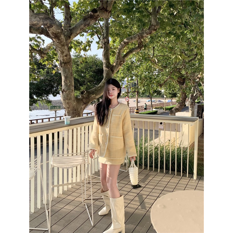 Áo khoác dạ nữ mix chân váy phong cách tiểu thư