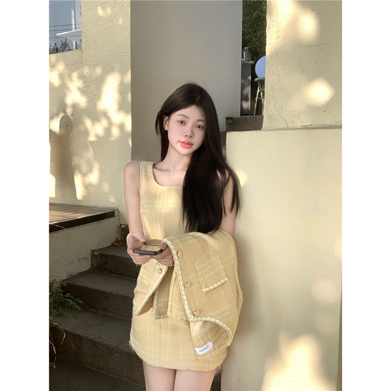 Áo khoác dạ nữ mix chân váy phong cách tiểu thư