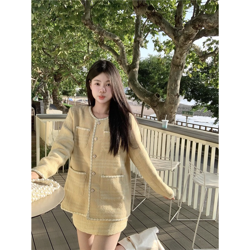 Áo khoác dạ nữ mix chân váy phong cách tiểu thư