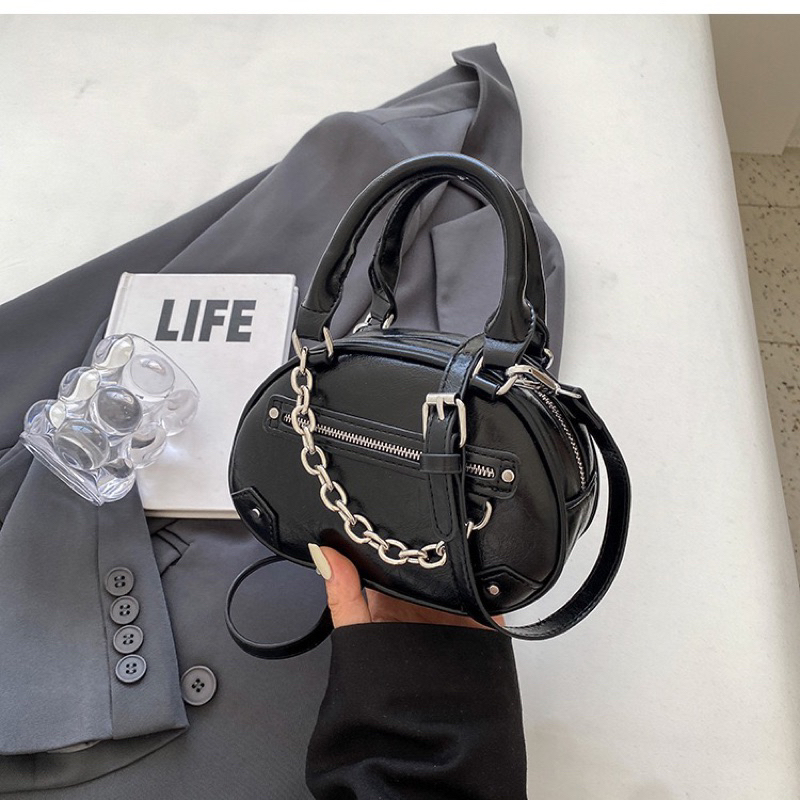 Túi đeo chéo 2 quai bầu tròn phối xích bạc da nhăn mẫu mới 2024