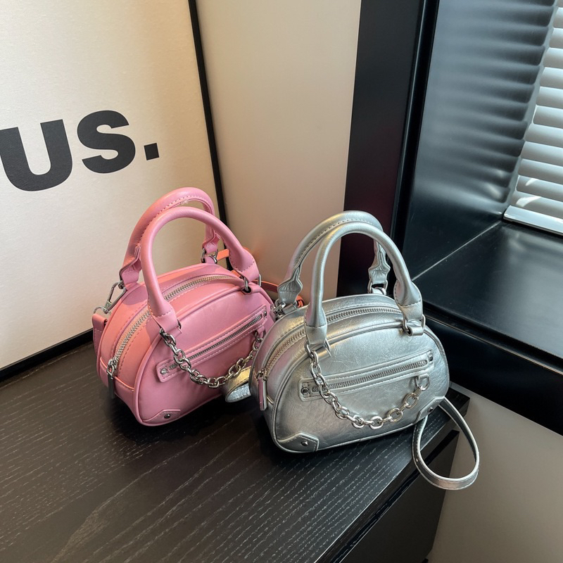 Túi đeo chéo 2 quai bầu tròn phối xích bạc da nhăn mẫu mới 2024