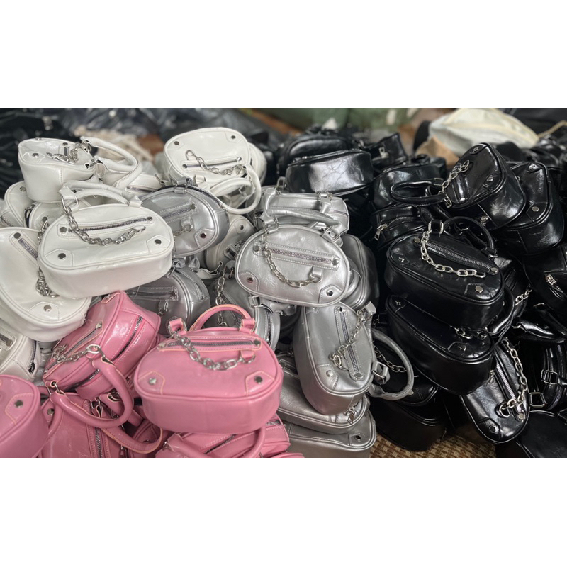 Túi đeo chéo 2 quai bầu tròn phối xích bạc da nhăn mẫu mới 2024