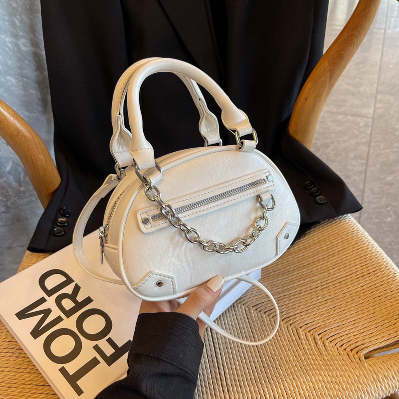 Túi đeo chéo 2 quai bầu tròn phối xích bạc da nhăn mẫu mới 2024