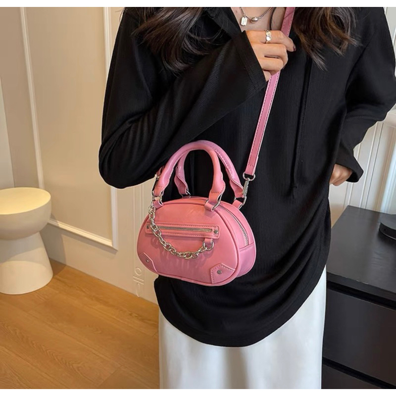 Túi đeo chéo 2 quai bầu tròn phối xích bạc da nhăn mẫu mới 2024