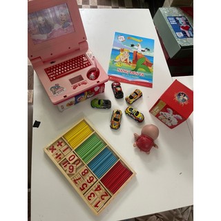 Combo 6 đồ chơi cho bé chơi cả ngày: máy tính đồ chơi, 5 xe chạy đà, bộ que tính học toán, lắp ráp con vật...
