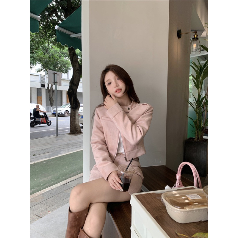 Set áo khoác da lộn + chân váy màu hồng phấn dành cho nữ