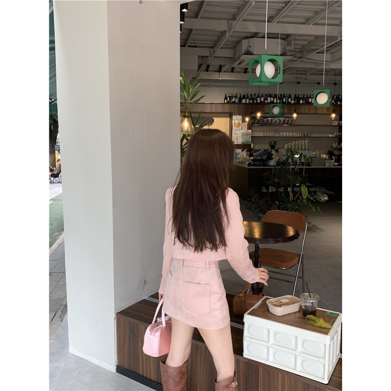 Set áo khoác da lộn + chân váy màu hồng phấn dành cho nữ