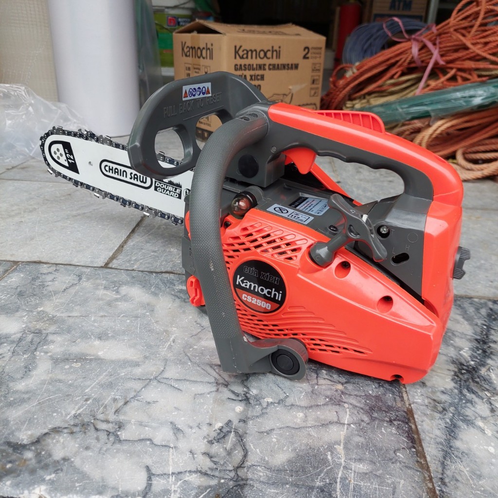 Máy cưa xích chạy xăng KAMOCHI lam 30cm gọn nhẹ dễ sử dụng
