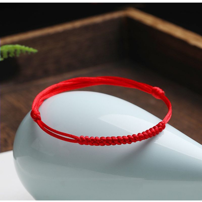 vòng tay chỉ đỏ may mắn loại đẹp thắt kiểu thời trang