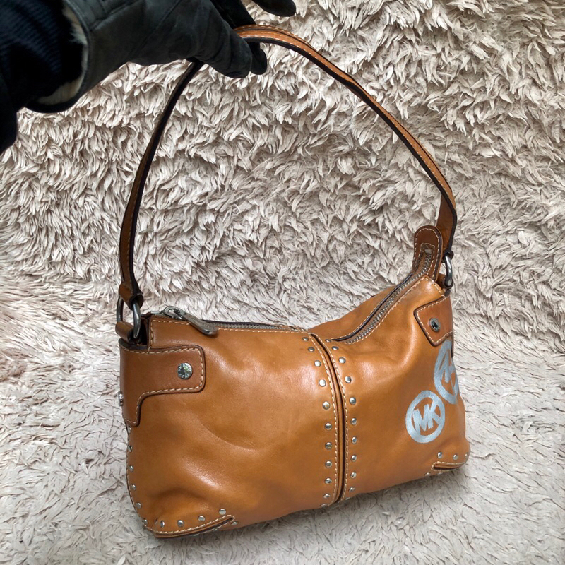 Túi chuẩn si. Sz ngang 28*cao 16. Da mộc . Khách vui lòng xem hình nếu muốn biết thêm thông tin sản phẩm mời vô chat nhé