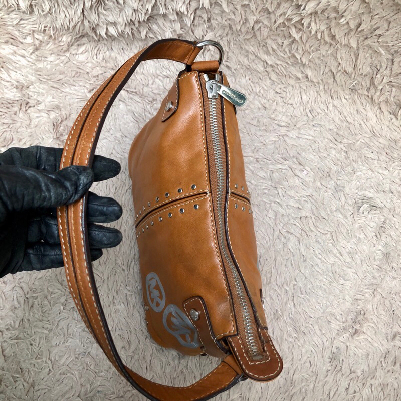 Túi chuẩn si. Sz ngang 28*cao 16. Da mộc . Khách vui lòng xem hình nếu muốn biết thêm thông tin sản phẩm mời vô chat nhé