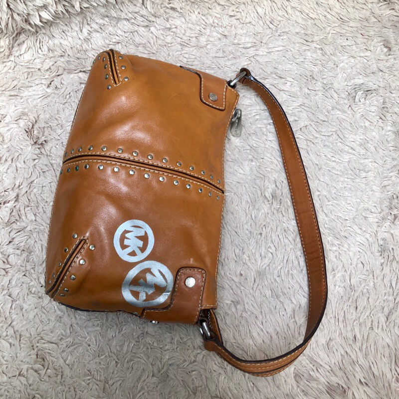 Túi chuẩn si. Sz ngang 28*cao 16. Da mộc . Khách vui lòng xem hình nếu muốn biết thêm thông tin sản phẩm mời vô chat nhé