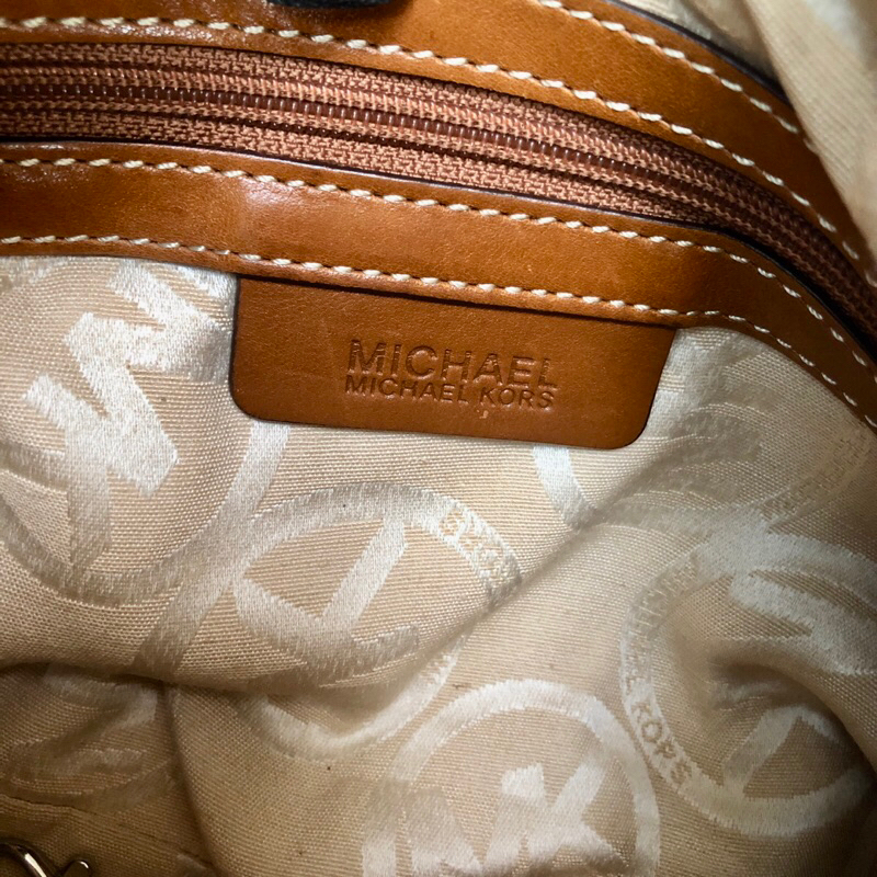 Túi chuẩn si. Sz ngang 28*cao 16. Da mộc . Khách vui lòng xem hình nếu muốn biết thêm thông tin sản phẩm mời vô chat nhé