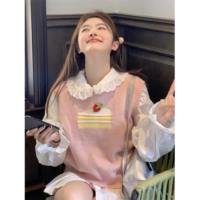 Áo gile hoạ tiết bánh kem phối áo sơmi cổ bèo