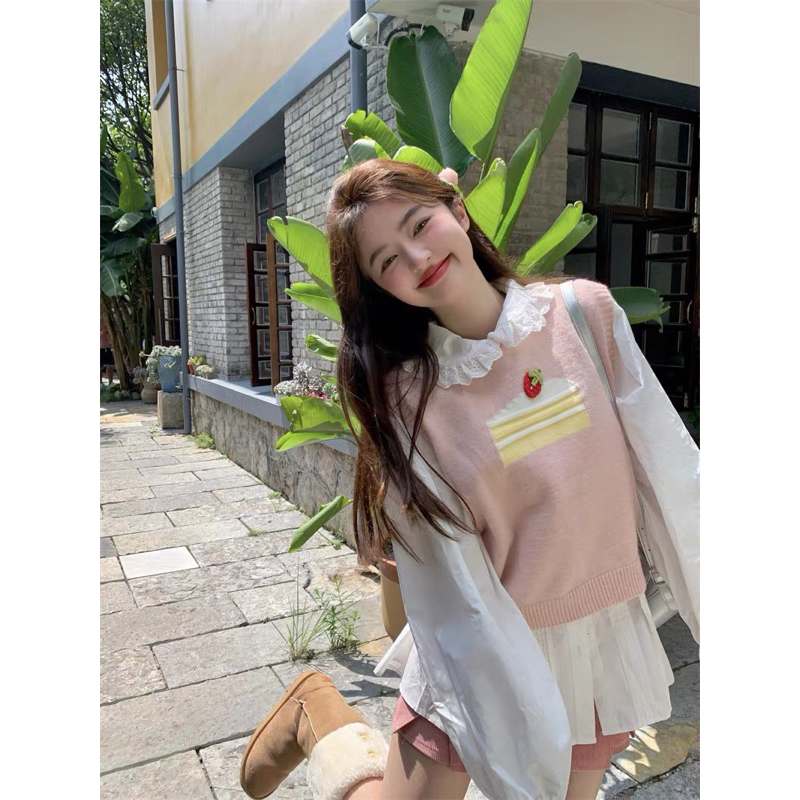 Áo gile hoạ tiết bánh kem phối áo sơmi cổ bèo