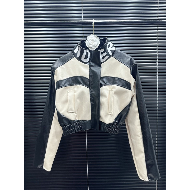 ÁO KHOÁC DA TRƠN TRẮNG ĐEN CROPTOP HÀNG 2 LỚP CỔ TRỤ IN CHỮ TO QCCC