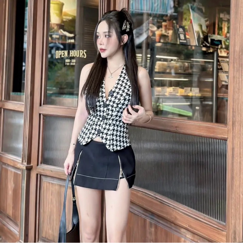 Set áo yếm hoạ tiết răng sói kèm chân váy hai khoá đùi cá tính trendy