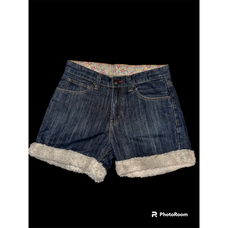 Quần shorts UNI eo 70 mông 88 dài 31 size XS