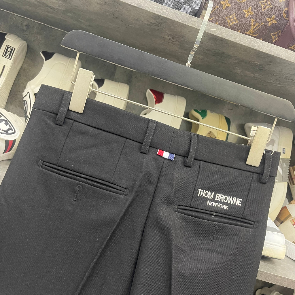 Quần âu nam Thom Browne in 4 sọc xám đùi phối thêu chữ túi sau vạch kẻ lưng eo boy phố hàn quốc QA10P