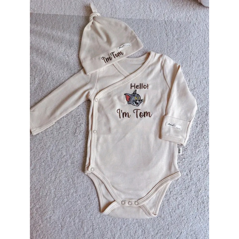 Body suit cotton kèm nón thêu tên bé