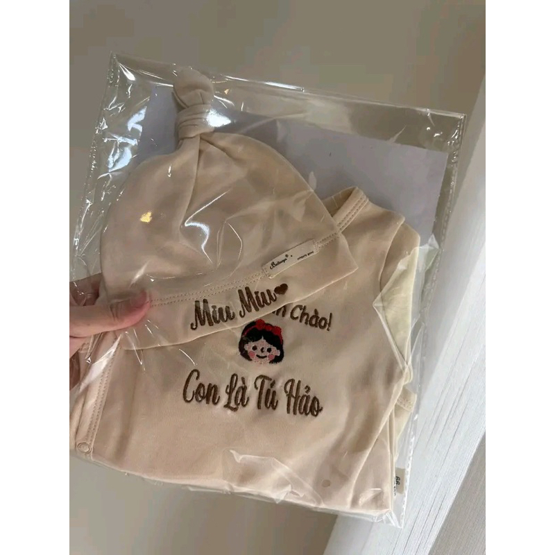 Body suit cotton kèm nón thêu tên bé