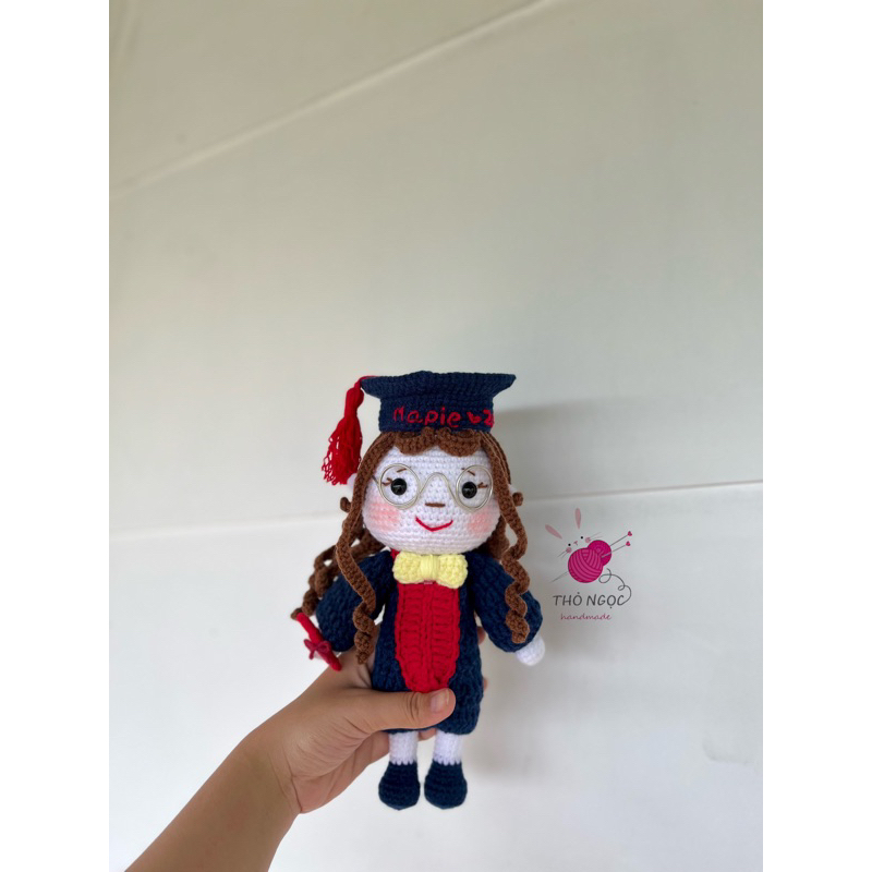 Búp bê tốt nghiệp bằng len thủ công handmade