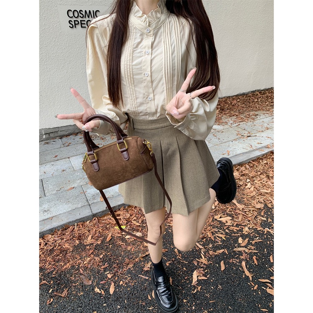 Set tiểu thư Quảng Châu áo sơ mi kem chân váy xếp ly kèm gile thanh lịch