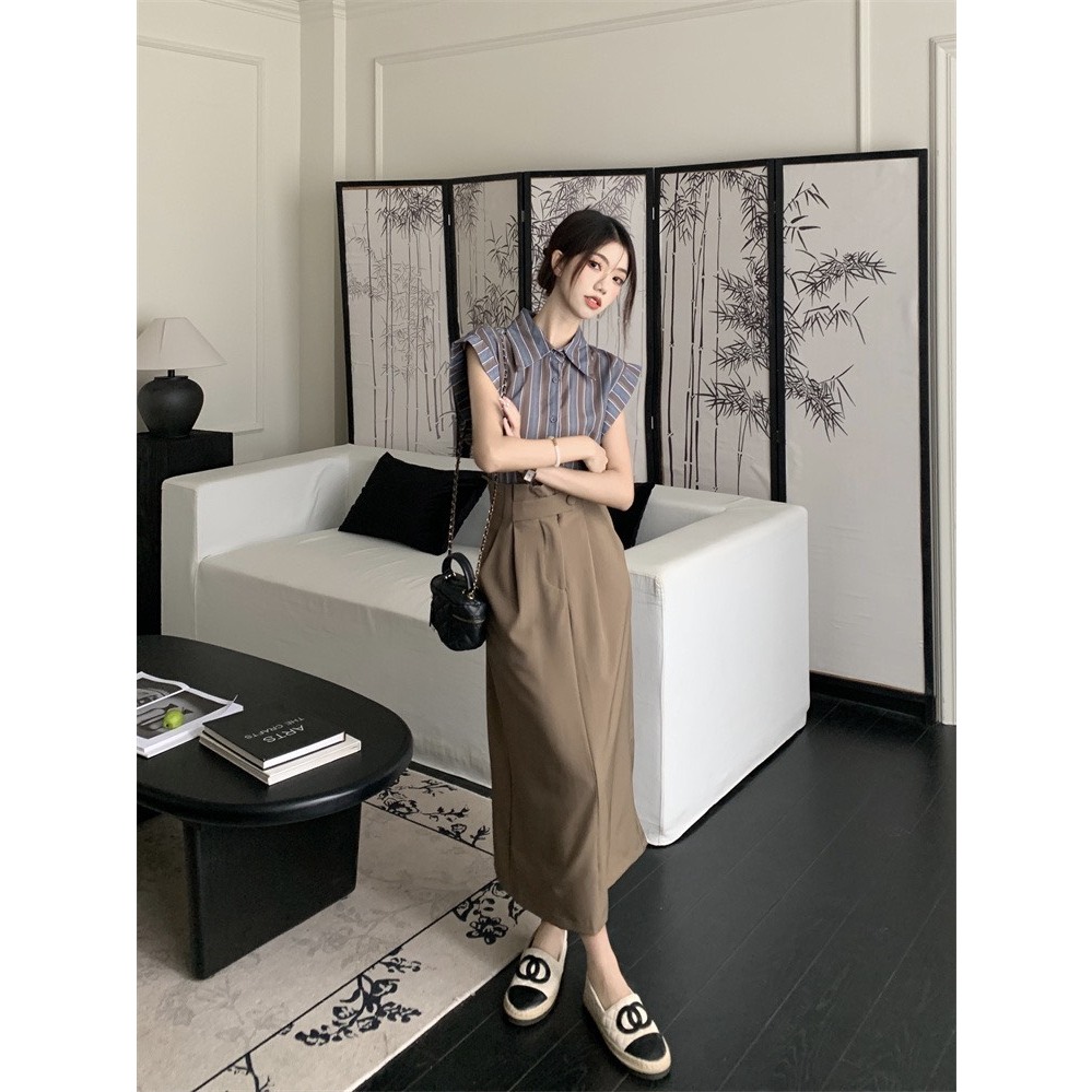 Set áo sơ mi sọc tay xếp ly Chân váy nâu dài thanh lịch
