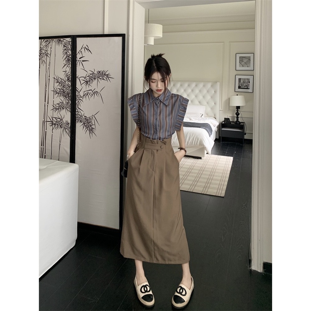 Set áo sơ mi sọc tay xếp ly Chân váy nâu dài thanh lịch
