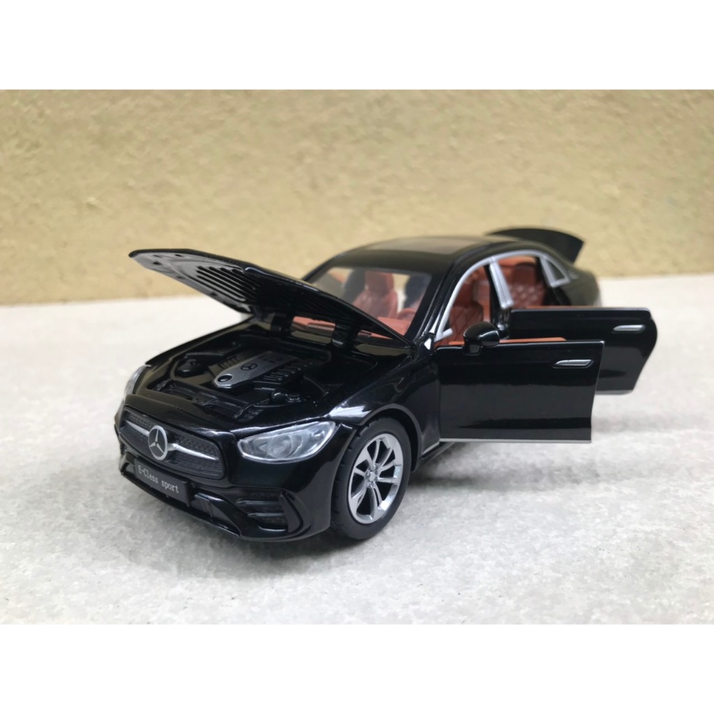 Mô hình xe Mercedes-Benz E300 2024 1:32